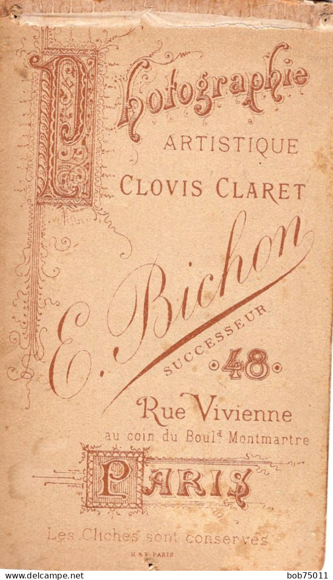 Photo CDV D'une Petite Fille élégante Avec Un Cerceau Posant Dans Un Studio Photo A PARIS - Oud (voor 1900)