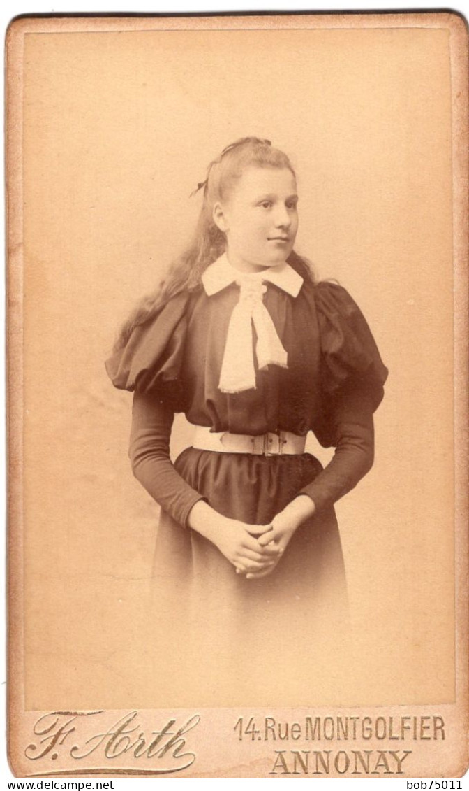 Photo CDV D'une Jeune Fille élégante Posant Dans Un Studio Photo A Annonay - Anciennes (Av. 1900)