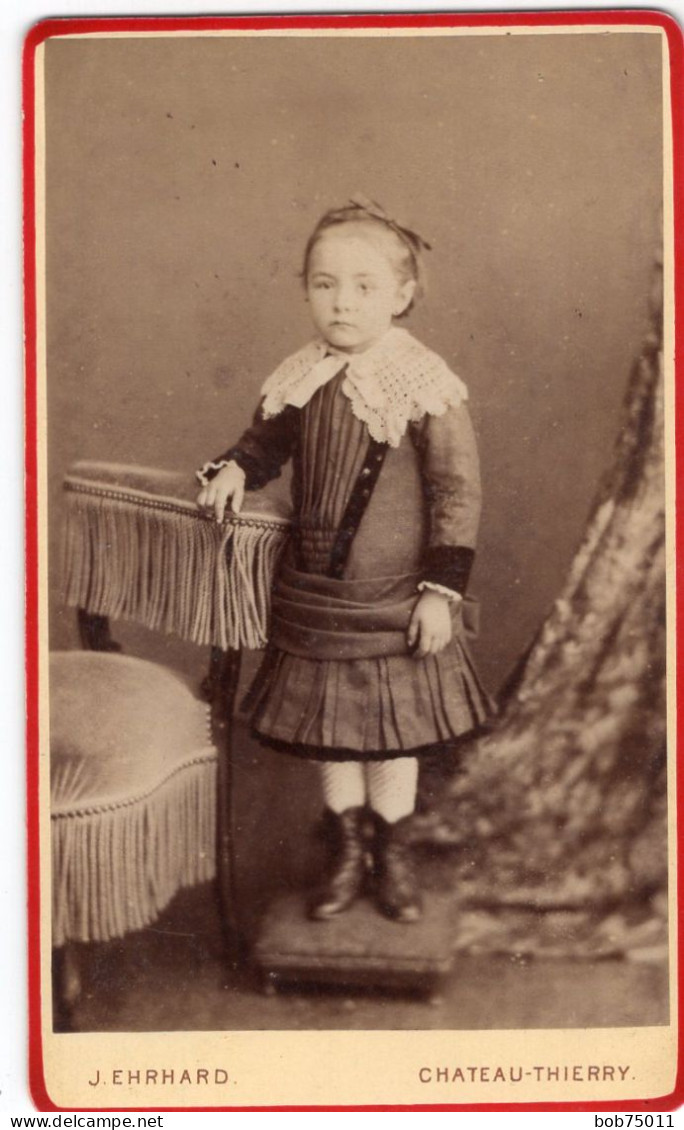 Photo CDV D'une Jeune Fille élégant Posant Dans Un Studio Photo A Chateau Thierry - Anciennes (Av. 1900)