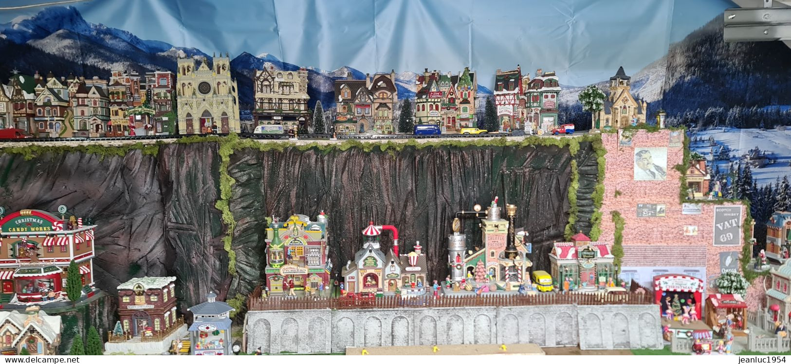 ENORME MODULE ANIMES DE MAISONS DE VILLES , DE NOEL , FETE FORAINE AVEC TRAIN - Altri & Non Classificati