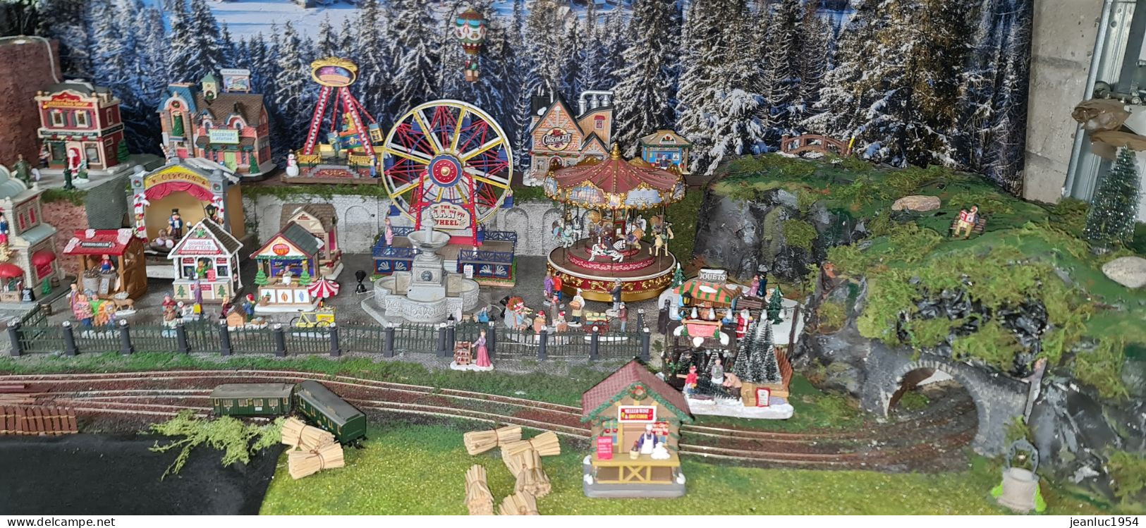 ENORME MODULE ANIMES DE MAISONS DE VILLES , DE NOEL , FETE FORAINE AVEC TRAIN - Altri & Non Classificati