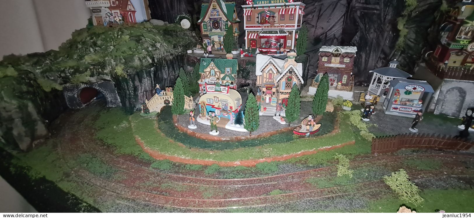 ENORME MODULE ANIMES DE MAISONS DE VILLES , DE NOEL , FETE FORAINE AVEC TRAIN