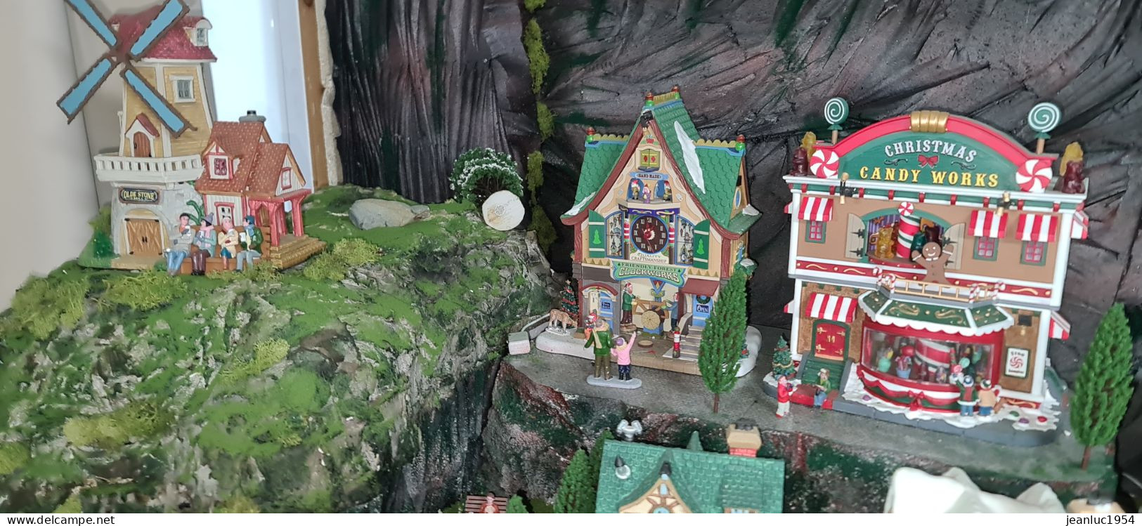 ENORME MODULE ANIMES DE MAISONS DE VILLES , DE NOEL , FETE FORAINE AVEC TRAIN