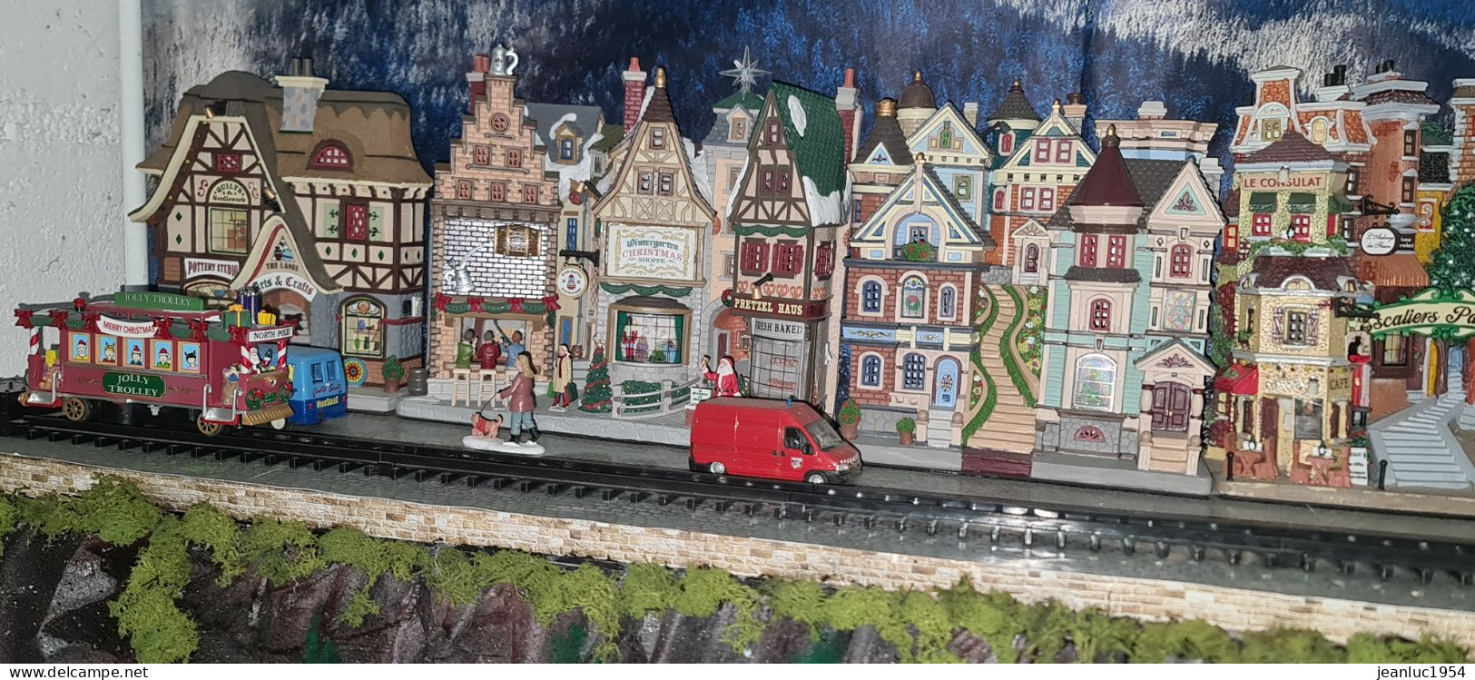 ENORME MODULE ANIMES DE MAISONS DE VILLES , DE NOEL , FETE FORAINE AVEC TRAIN