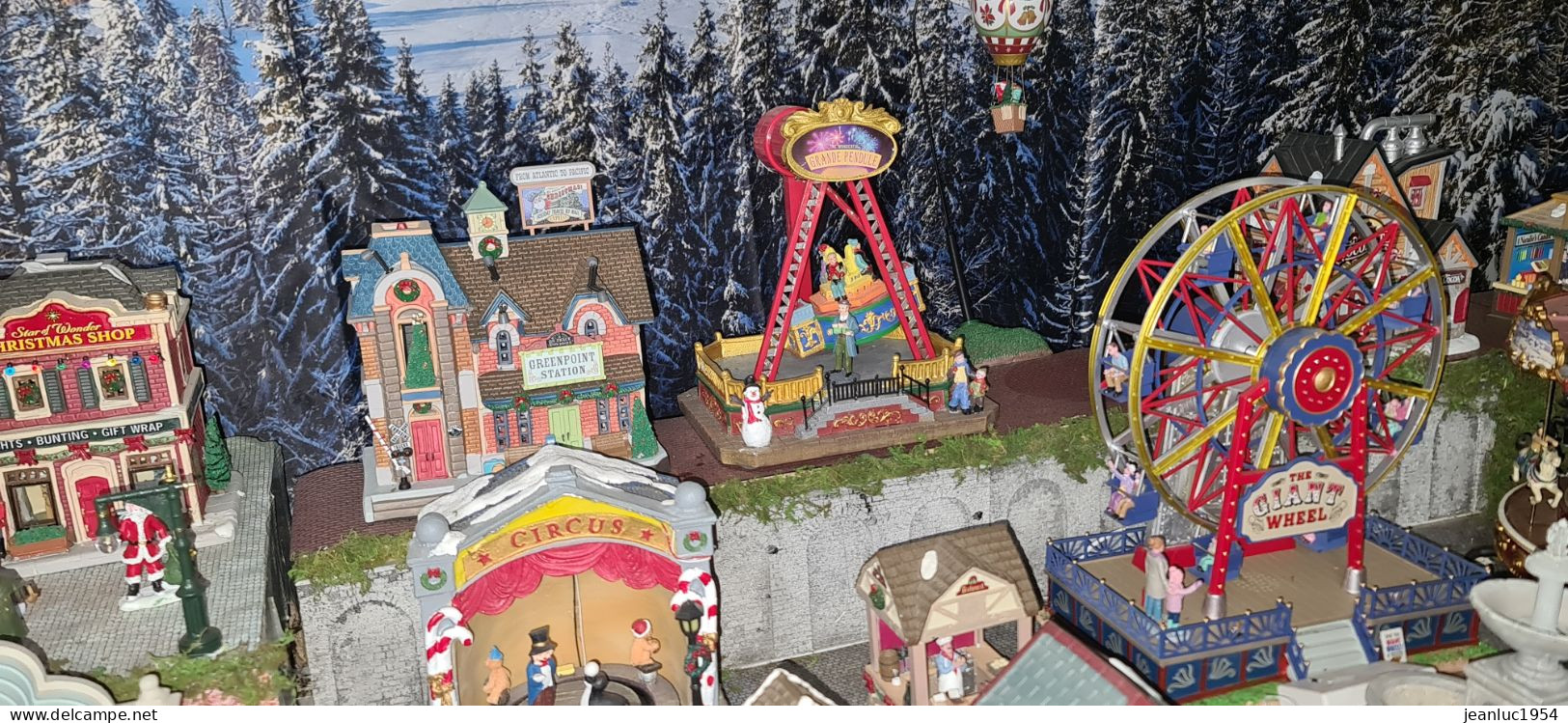 ENORME MODULE ANIMES DE MAISONS DE VILLES , DE NOEL , FETE FORAINE AVEC TRAIN