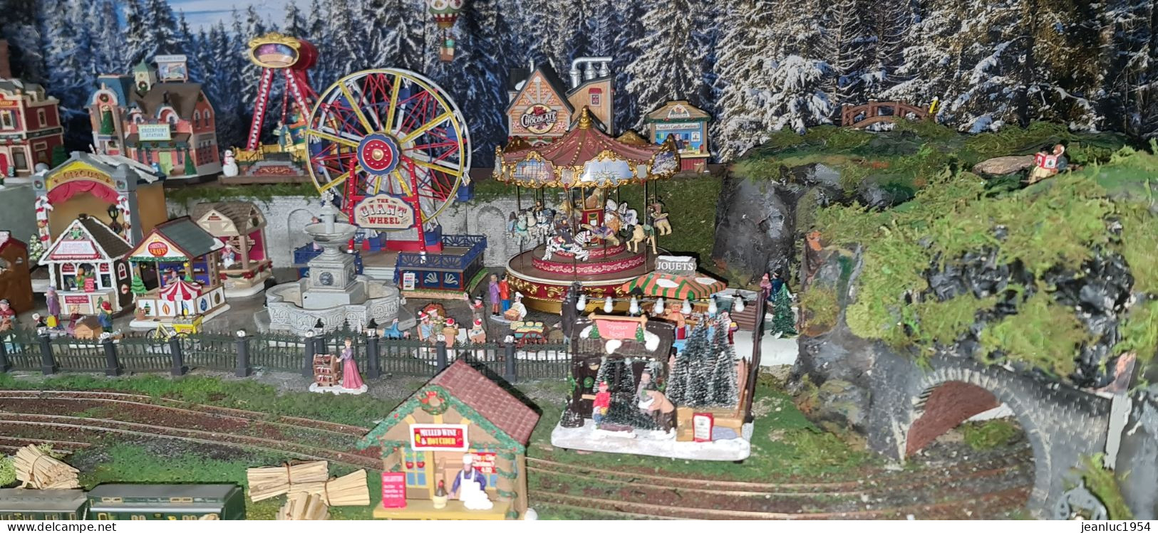 ENORME MODULE ANIMES DE MAISONS DE VILLES , DE NOEL , FETE FORAINE AVEC TRAIN