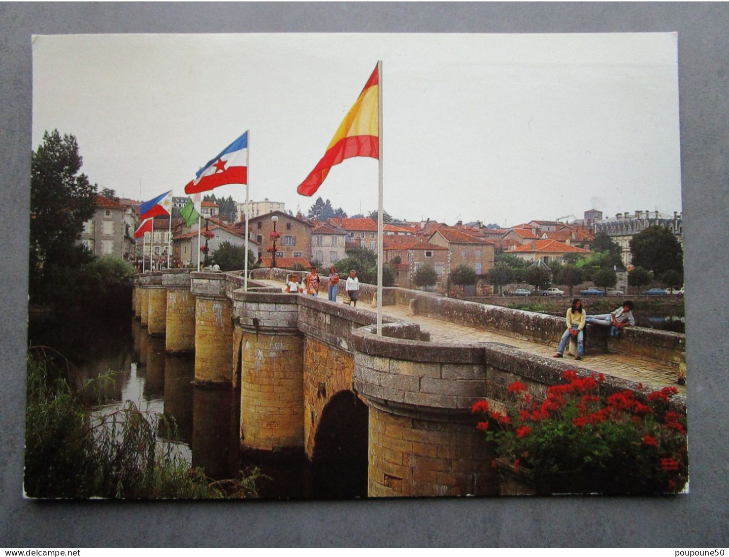 CP 16 Charente  CONFOLENS  - Le Vieux Pont Sur La Vienne , Drapeaux Son Festival En Aout   Timbré 1986 - Confolens