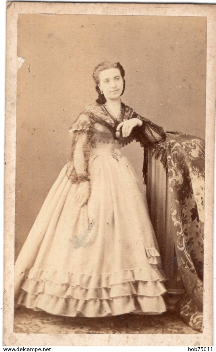 Photo CDV D'une Femme élégante Posant Dans Un Studio Photo A Paris - Oud (voor 1900)