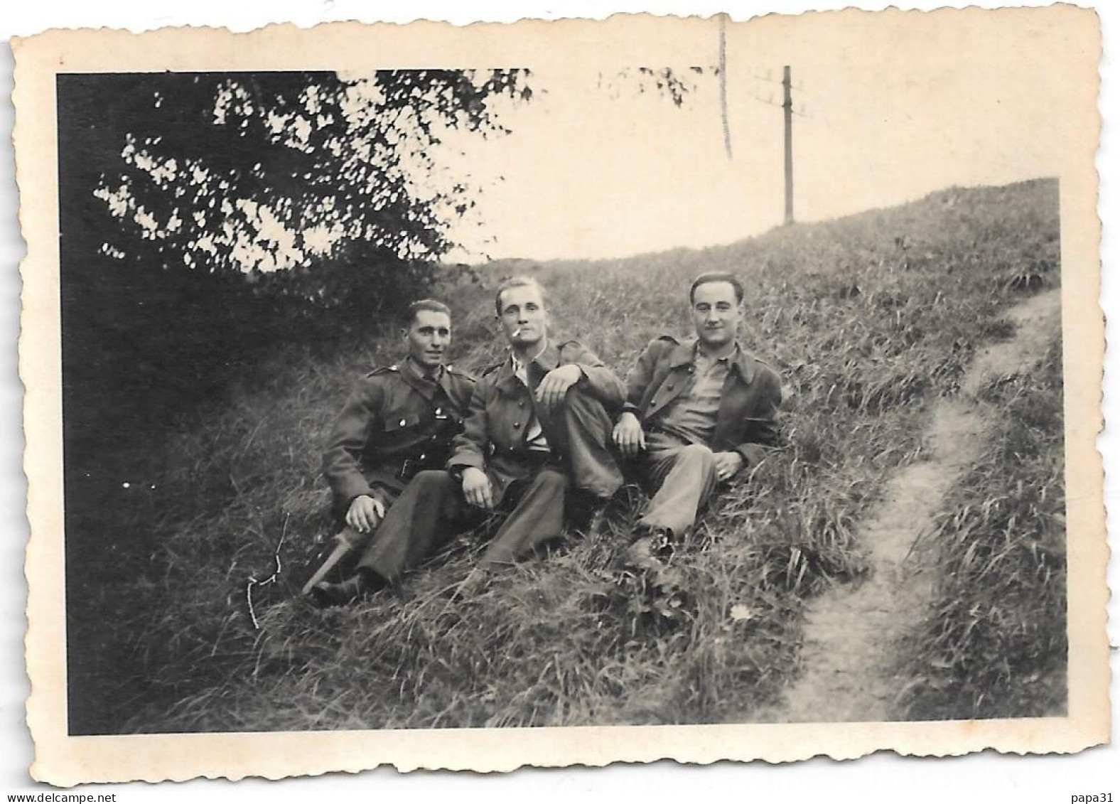 Petite Photo De 3 Militaires  Avec Caché Nazi -  SS  -  Allemand   Au Dos De La Photo - Guerre, Militaire