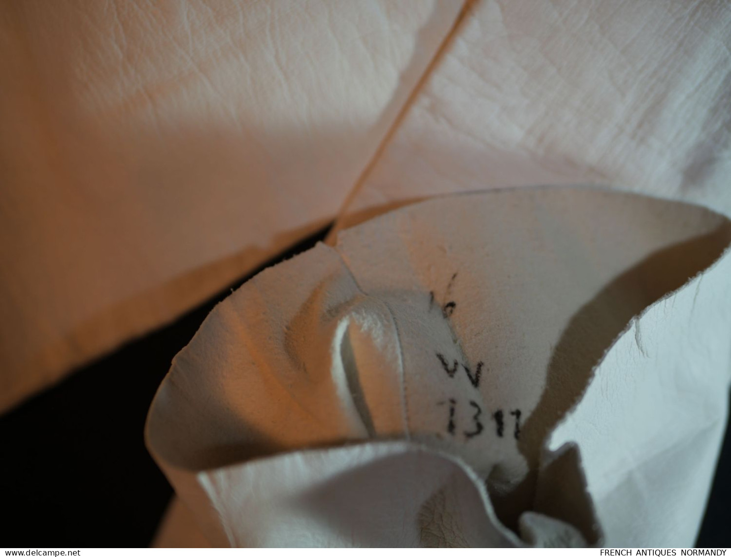 Belle paire de gants longs de femme en cuir blanc époque XIX ième ref BX24GT002