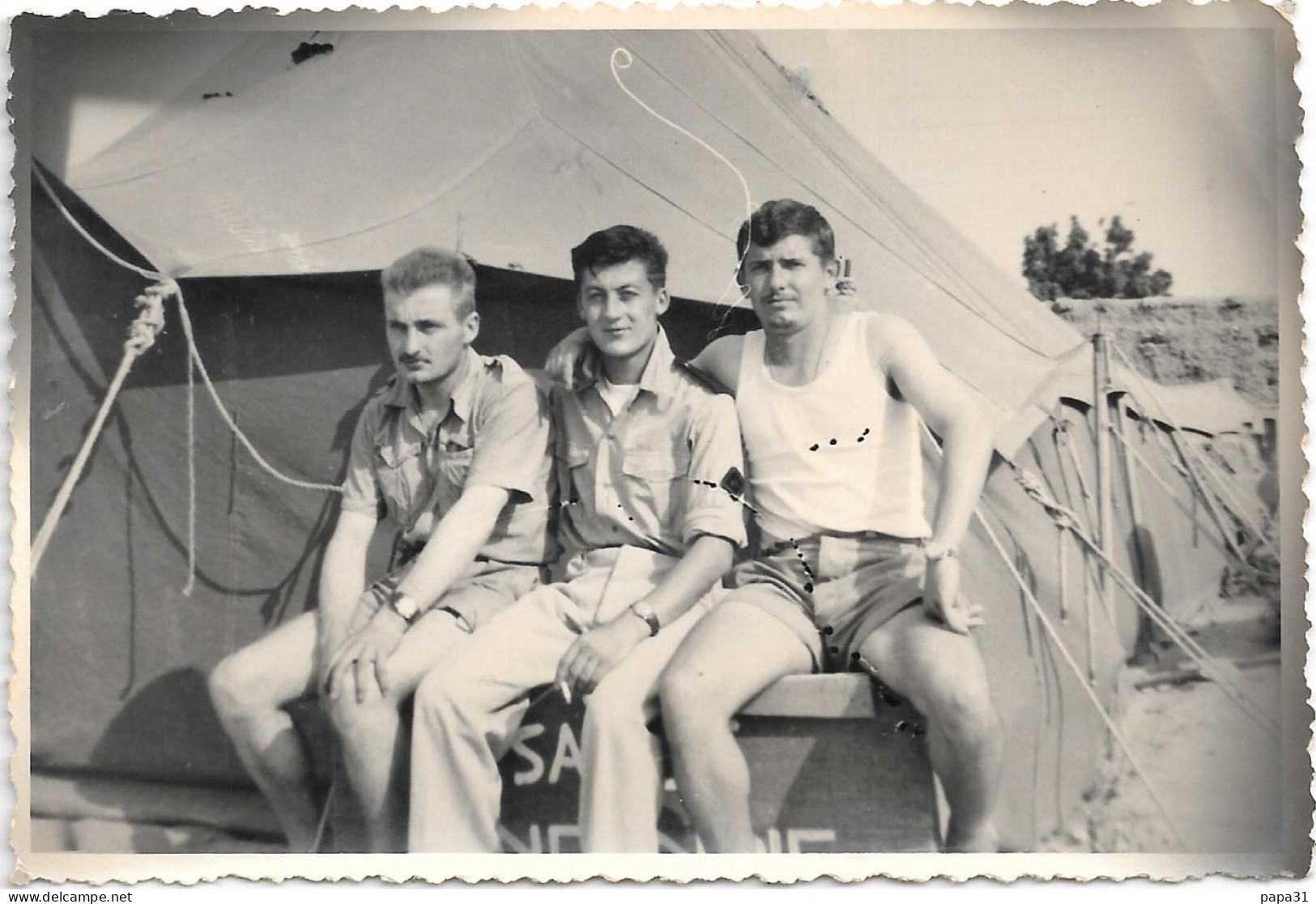 Groupe De Jeunes Hommes  Militaires Devant Une Tente - Photo - Krieg, Militär