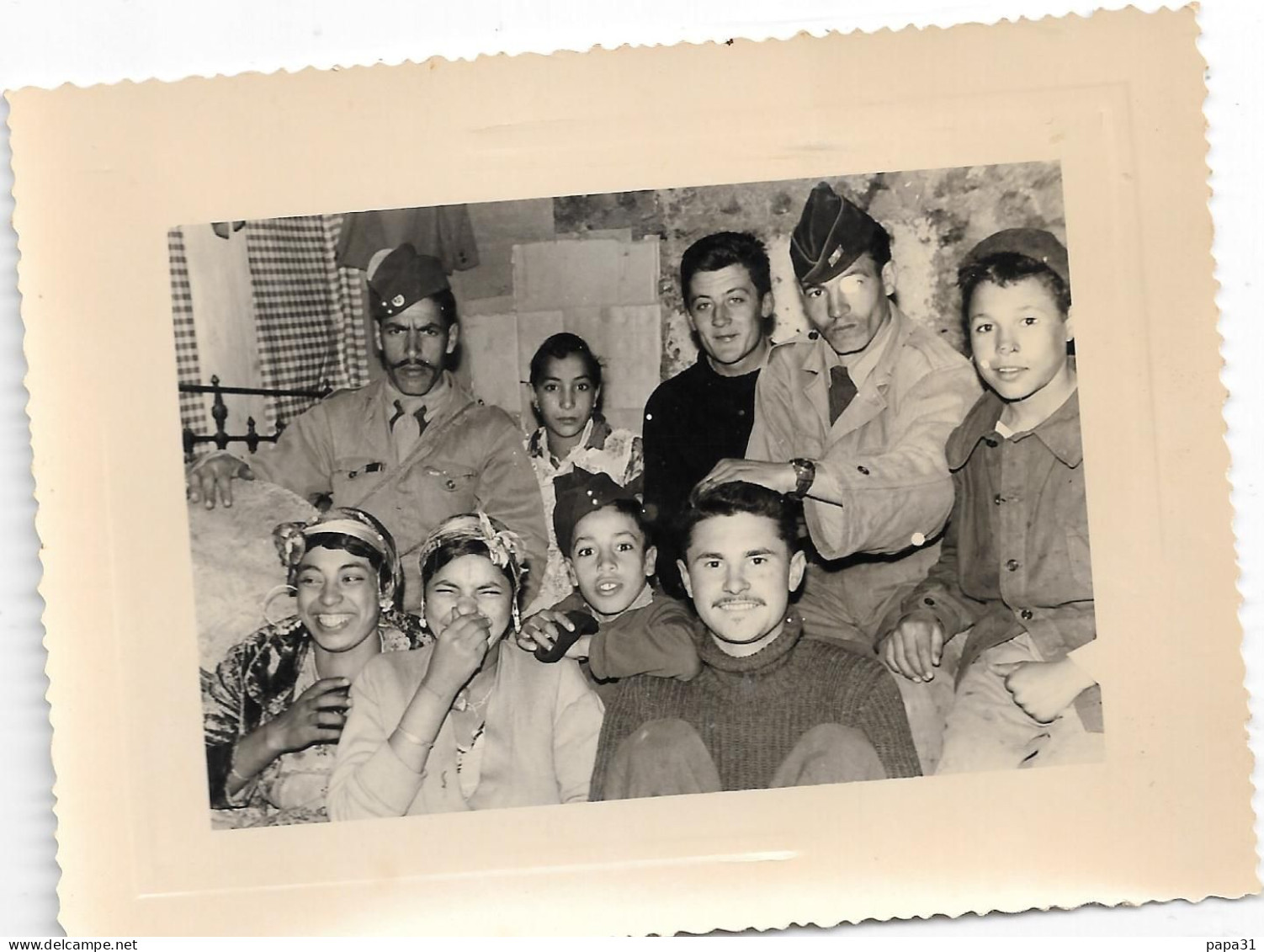 Militaires Avec Une Famille Du Maghreb (Algérie ?) - Guerre, Militaire