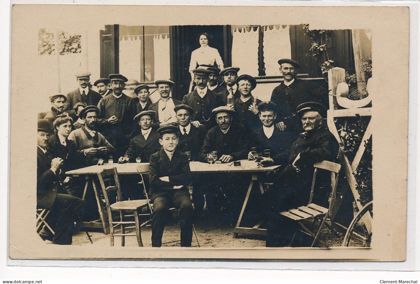 CARTE PHOTO A LOCALISER : Cafe, Apéro, Personnages - Tres Bon Etat - Foto