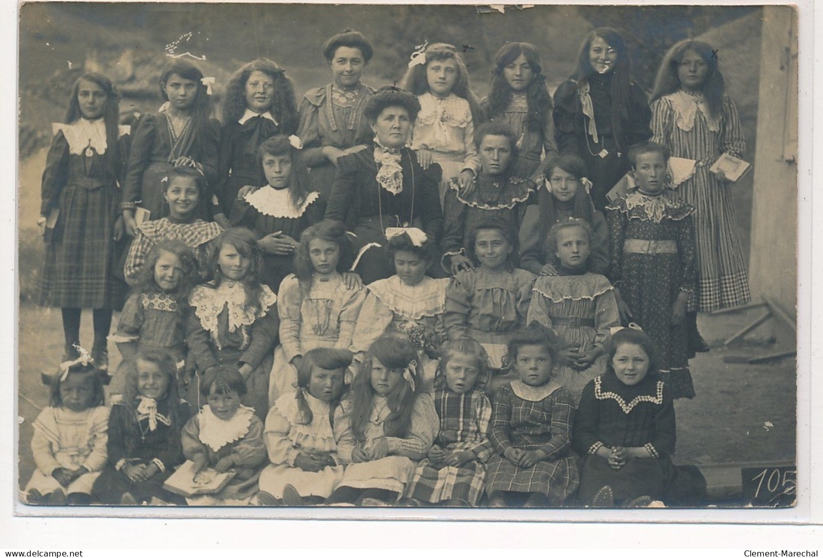 CARTE PHOTO A LOCALISER : Enfants, Ecole, Groupe De Filles - Tres Bon Etat - Photos