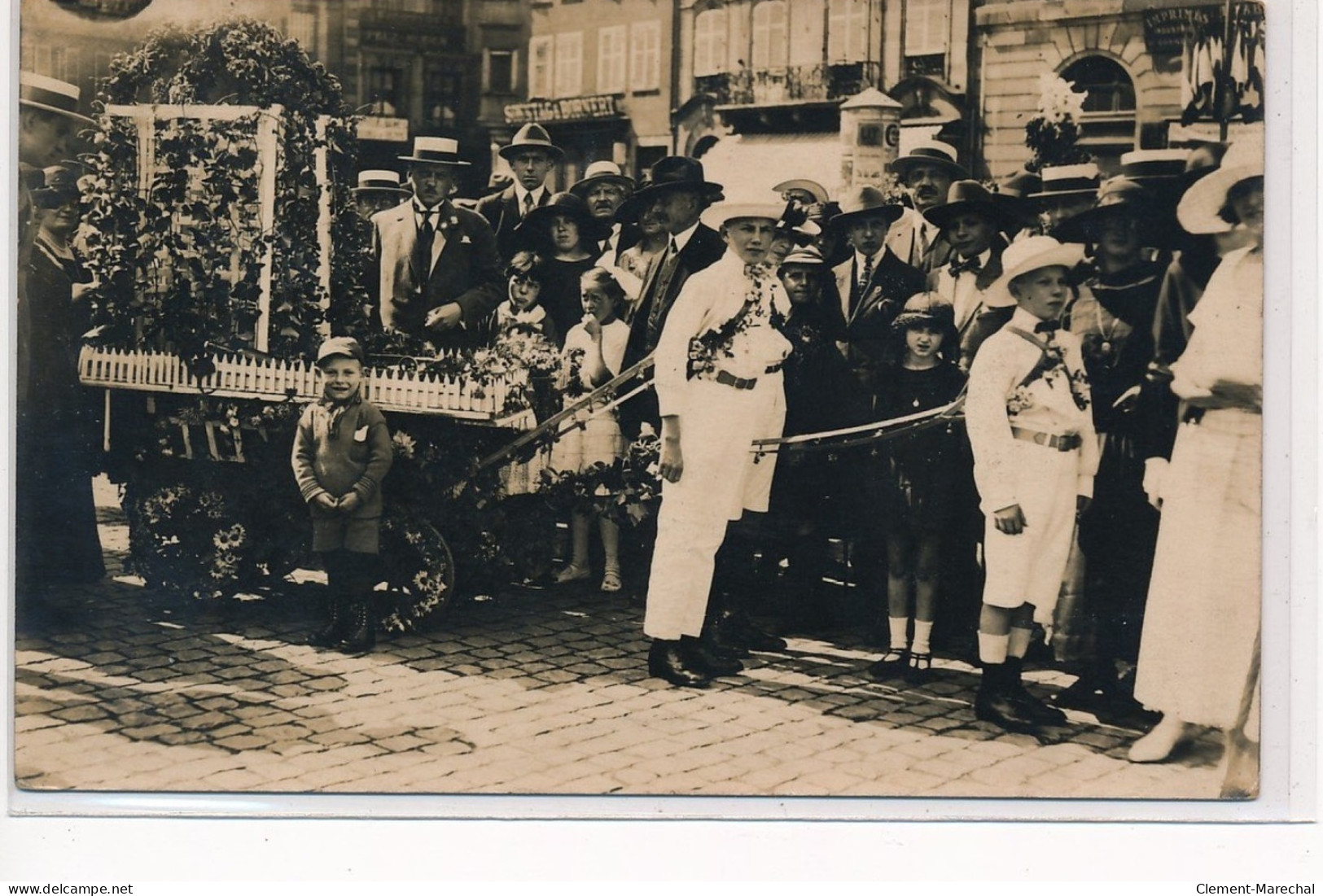 CARTE PHOTO A LOCALISER : Fete, Petit Char Fleuri - Tres Bon Etat - Fotos