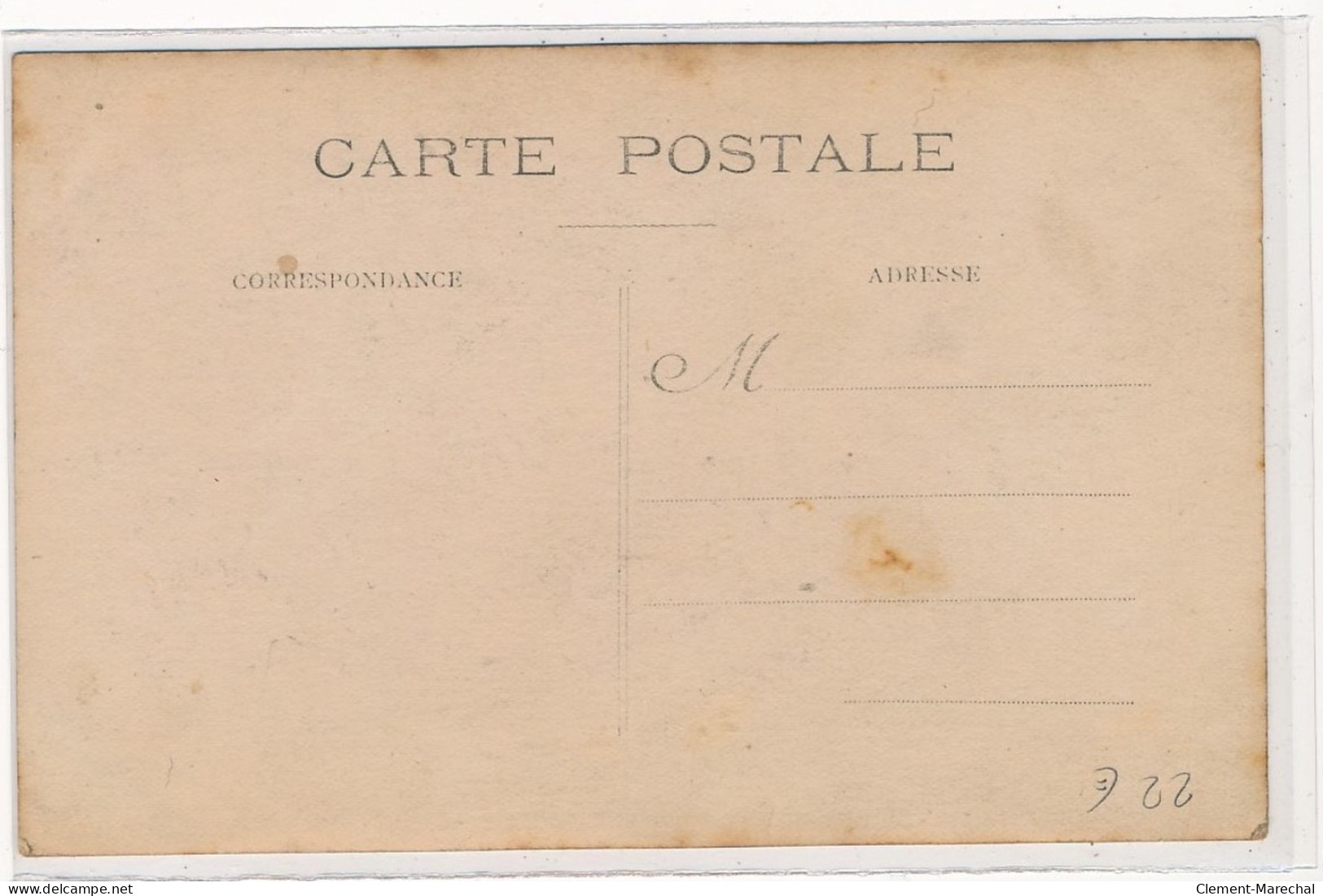 CARTE PHOTO A LOCALISER : Personnage Devant Un Magasin - Etat - Photos