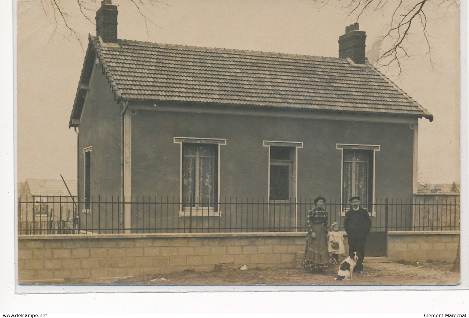 CARTE PHOTO A LOCALISER : Personnages Devant Batiment - Tres Bon Etat - Fotos