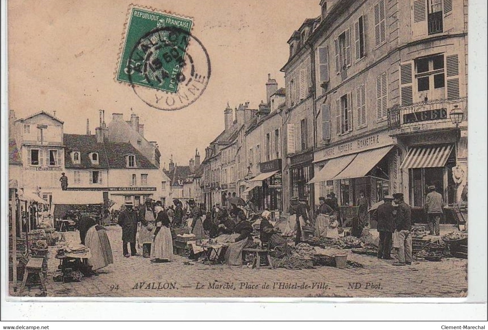 AVALLON : Le Marché, Place De L'hôtel-de-ville - état - Avallon