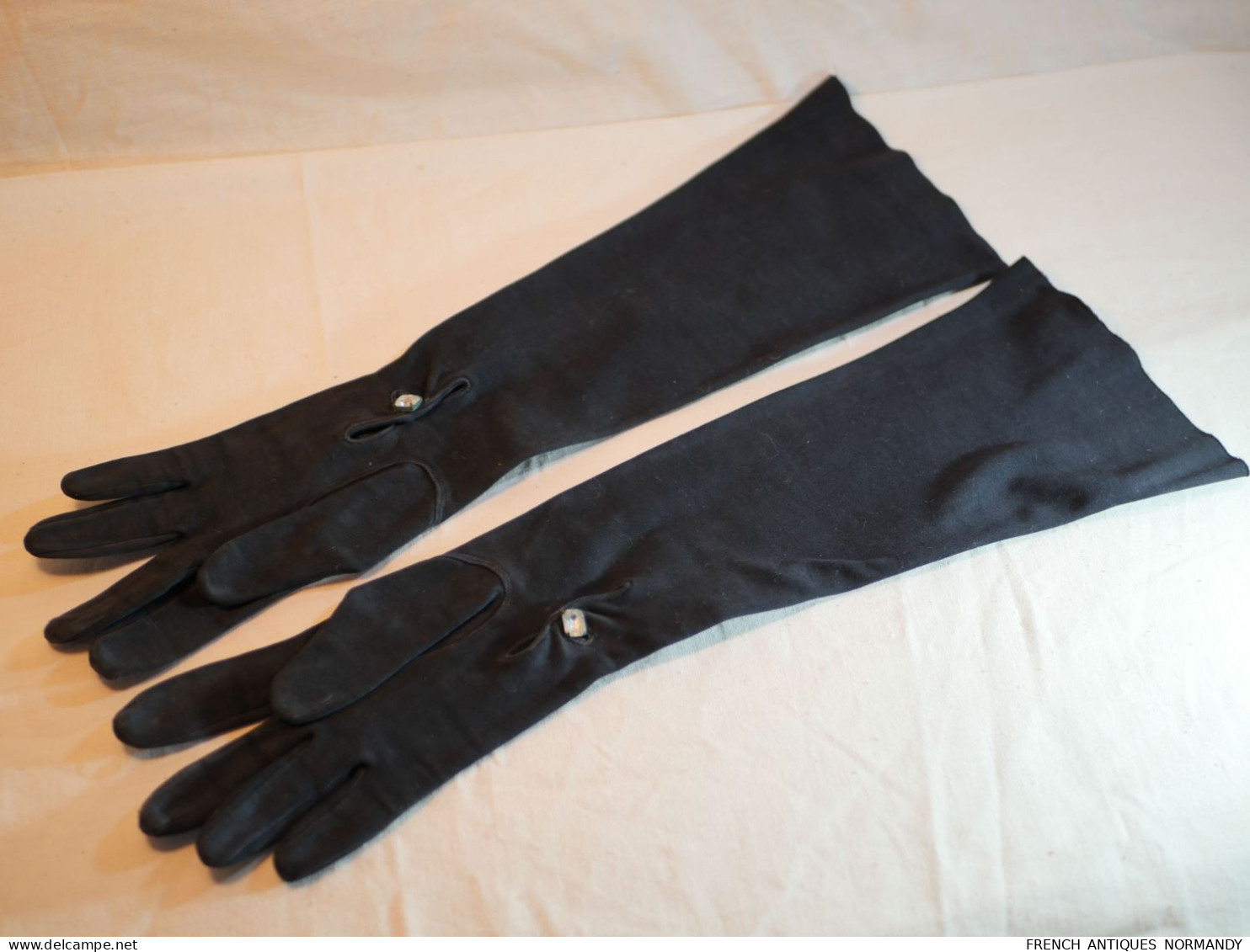 Belle Paire De Gants Noirs Longs De Femme  époque XX Ième Ref BX24GT001 - Altri & Non Classificati