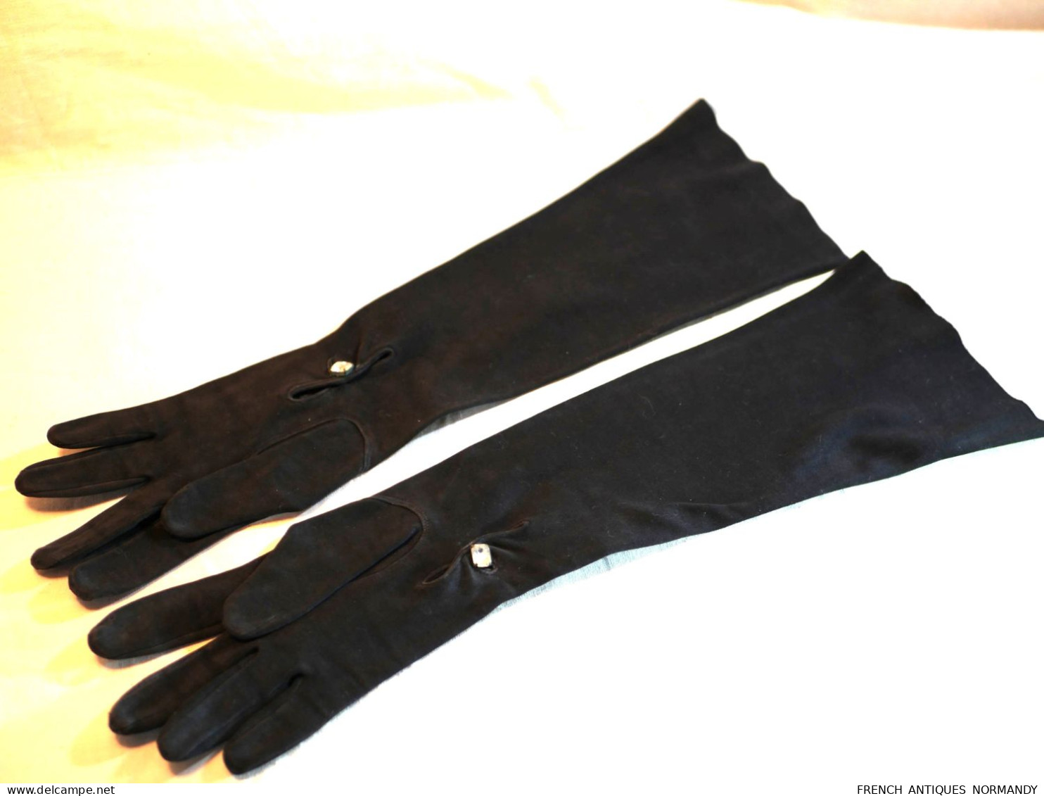 Belle paire de gants noirs longs de femme  époque XX ième ref BX24GT001
