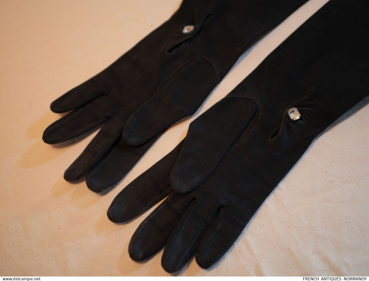 Belle paire de gants noirs longs de femme  époque XX ième ref BX24GT001