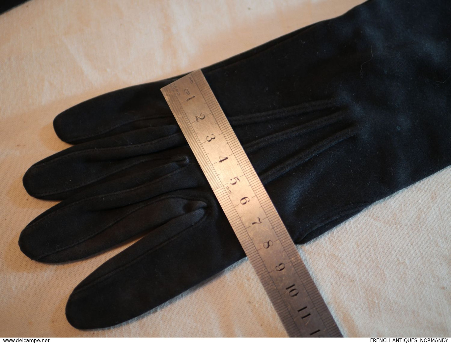 Belle paire de gants noirs longs de femme  époque XX ième ref BX24GT001