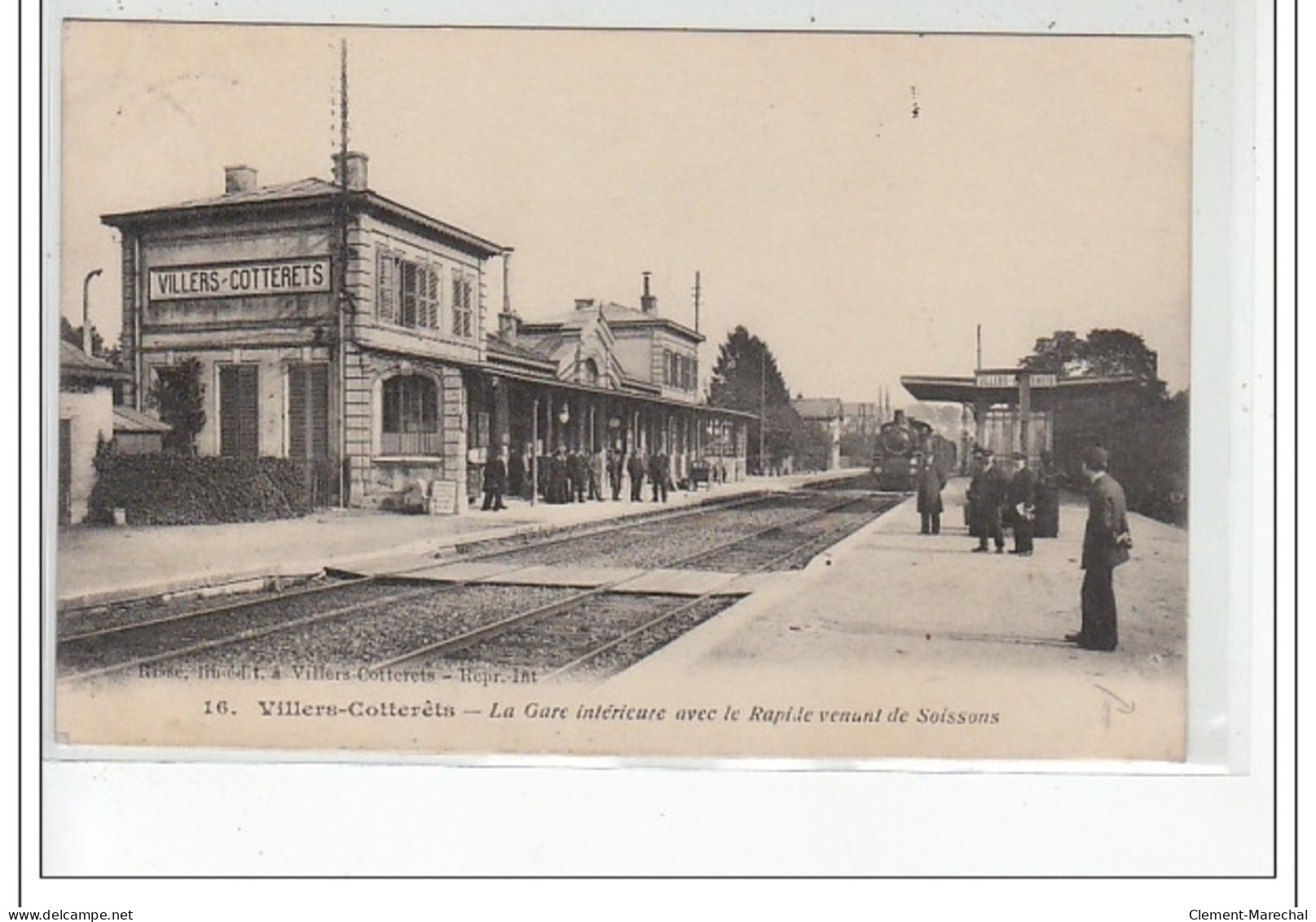 VILLERS COTTERETS - La Gare Intérieure Avec Le Rapide Venant De Soissons - état - Villers Cotterets