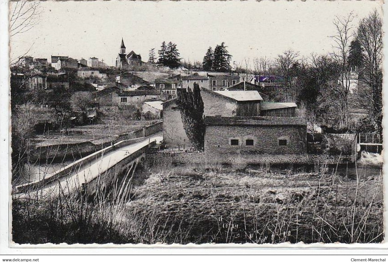 VOUNEUIL SOUS BIARD : Vue Générale Et L'église - CARTE PHOTO - Très Bon état - Vouneuil Sous Biard