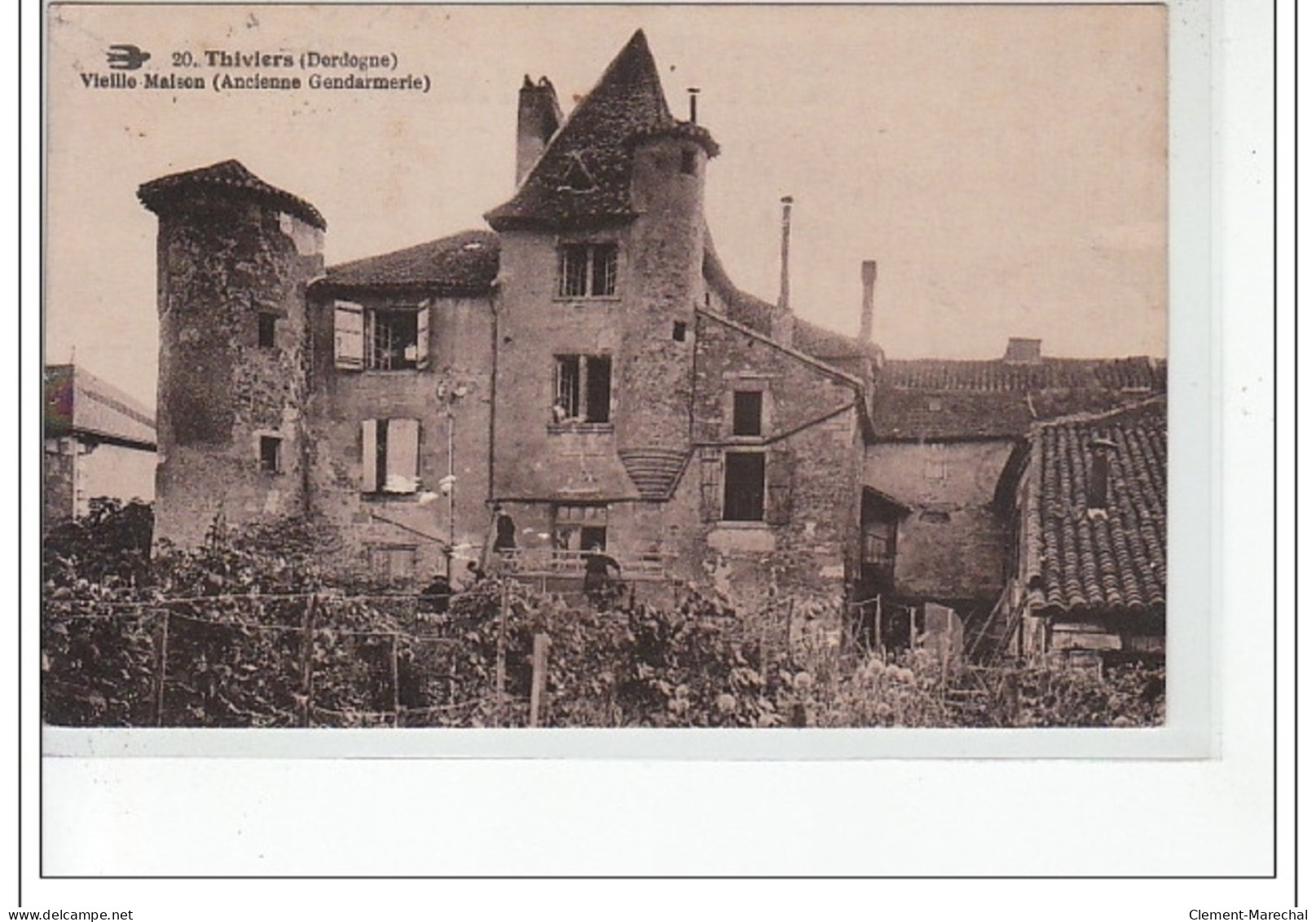THIVIERS - Vieille Maison (ancienne Gendarmerie) - Très Bon état - Thiviers