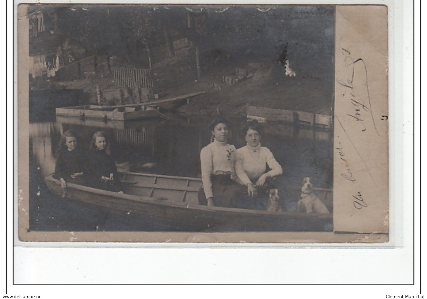 SAINT DENIS - CARTE PHOTO - Jeunes Filles Et Leurs Chiens Sur Une Barque  - Très Bon état - Saint Denis