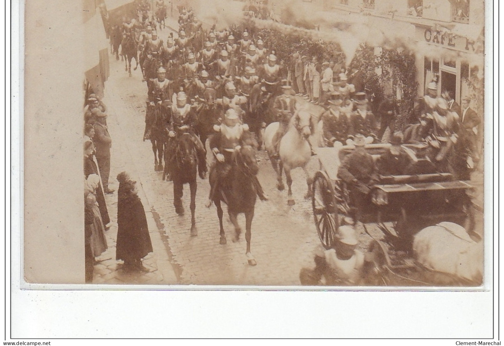 RAMBOUILLET : Carte Photo D'un Défilé Militaire - Très Bon état - Rambouillet