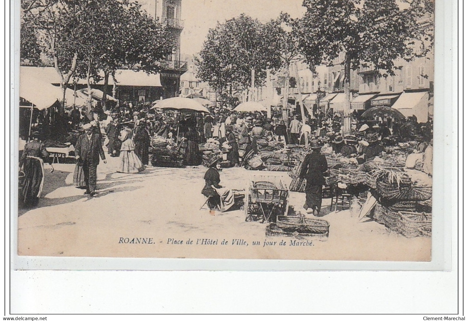 ROANNE - Place De L'Hôtel De Ville, Un Jour De Marché - Très Bon état - Roanne