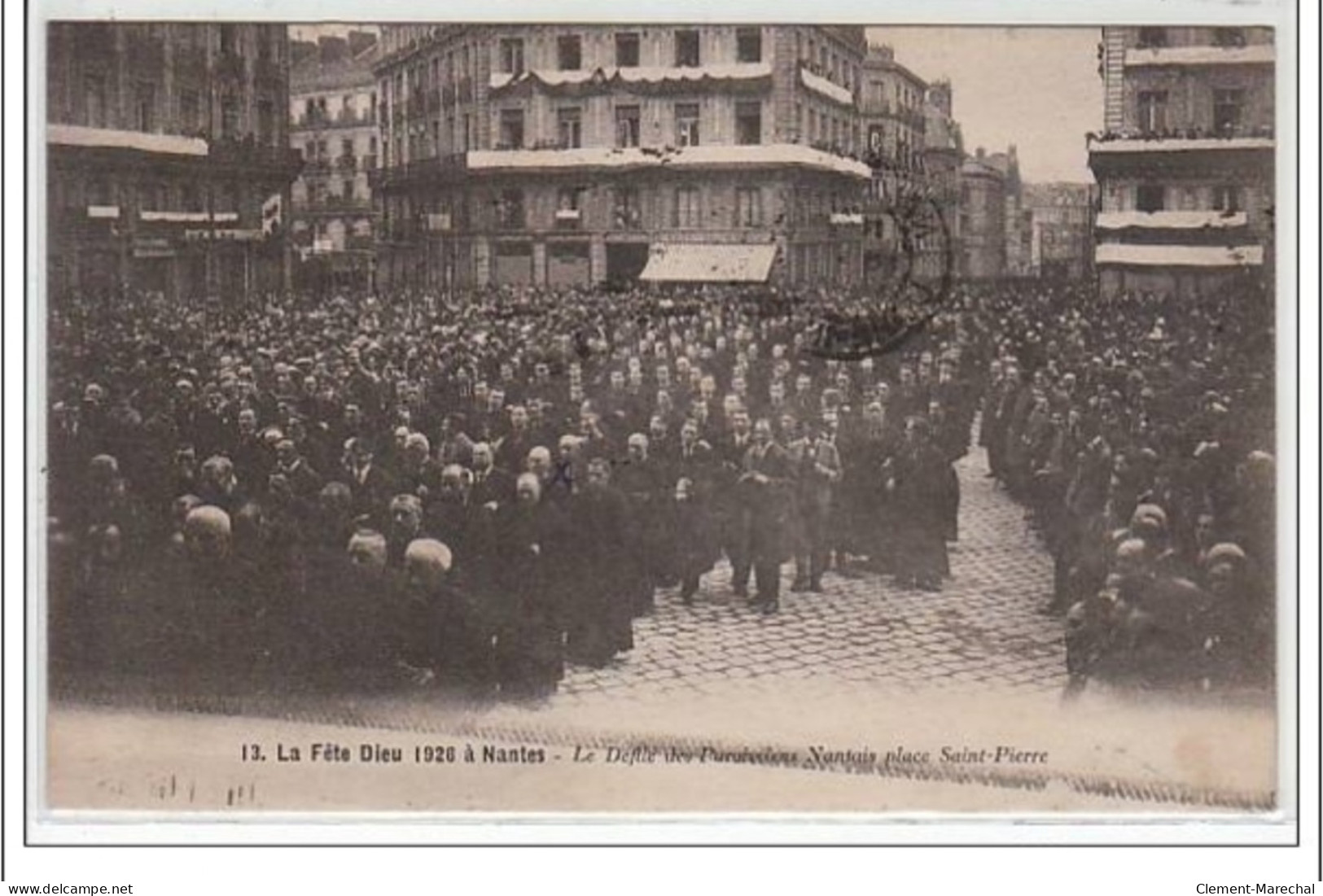 NANTES : La Fête Dieu 1926 - Le Défilé Des Paroissiens Nantais Place St Pierre - Très Bon état - Nantes