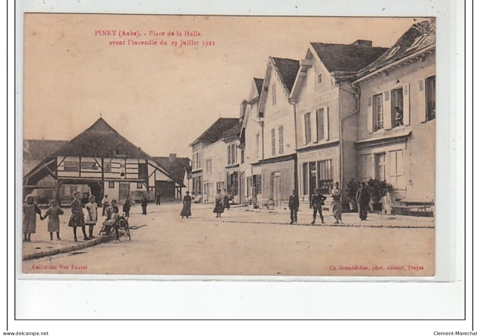 PINEY - Place De La Halle Avant L'incendie Du 29 Juillet 1921 - Très Bon état - Other & Unclassified