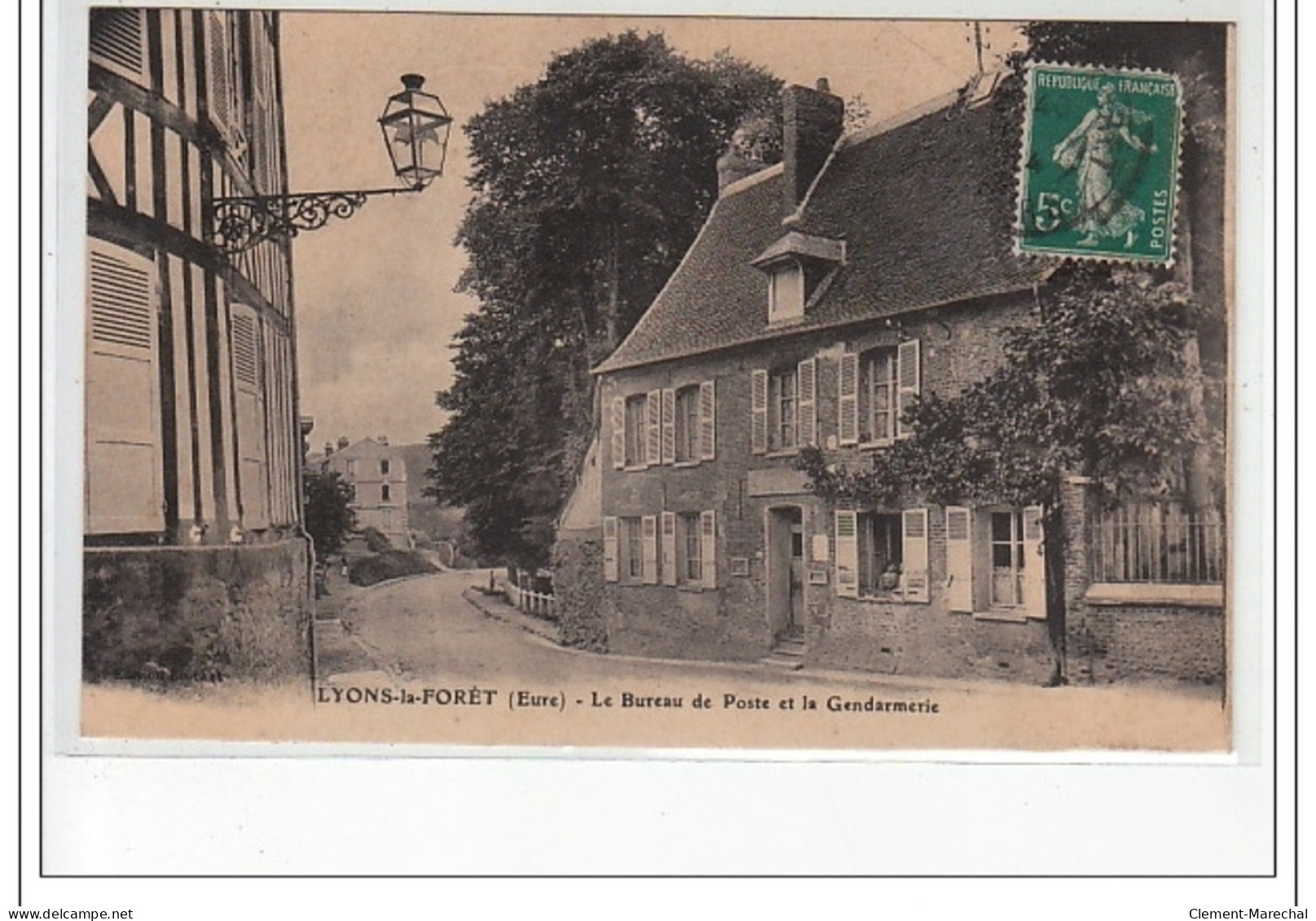 LYONS LA FORET - Le Bureau De Poste Et La Gendarmerie - Très Bon état - Lyons-la-Forêt