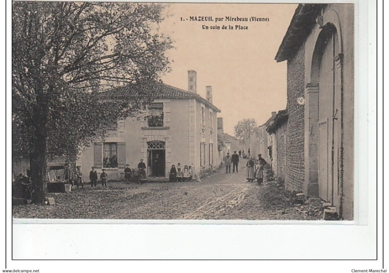 MAZEUIL Par MIREBEAU - Un Coin De La Place - Très Bon état - Otros & Sin Clasificación