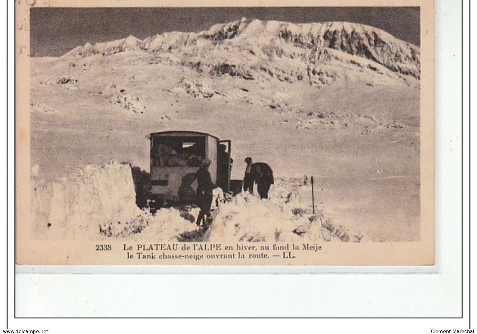 LE PLATEAU DE L'ALPE En Hiver - Au Fond, La Meije - Le Tank Chasse-neige Ouvrant La Route - Très Bon  état - Otros & Sin Clasificación