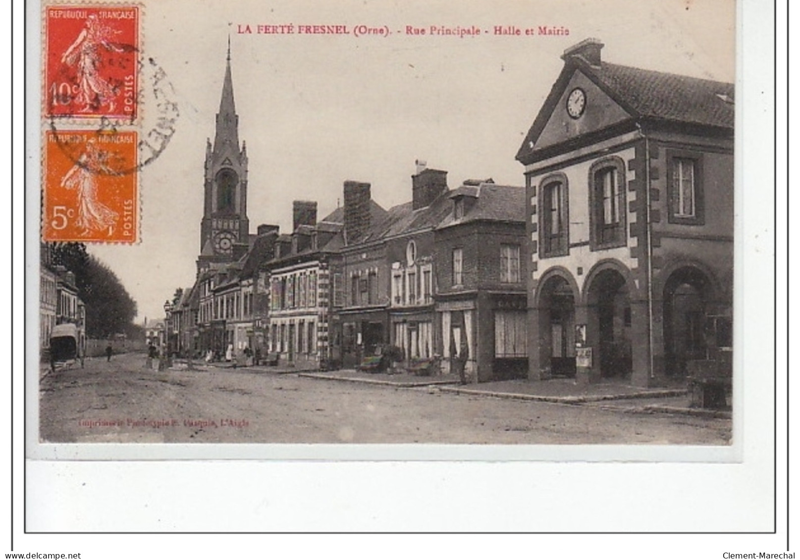 LA FERTE FRESNEL - Rue Principale - Halle Et Mairie - Très Bon état - Autres & Non Classés