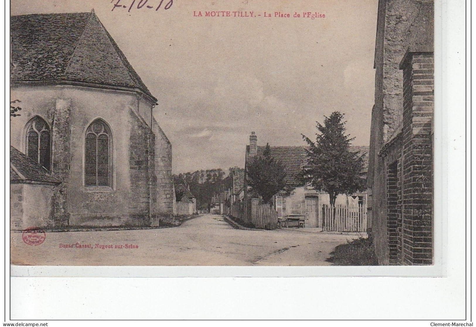 LA MOTTE TILLY - La Place Et L'église - Très Bon état - Otros & Sin Clasificación