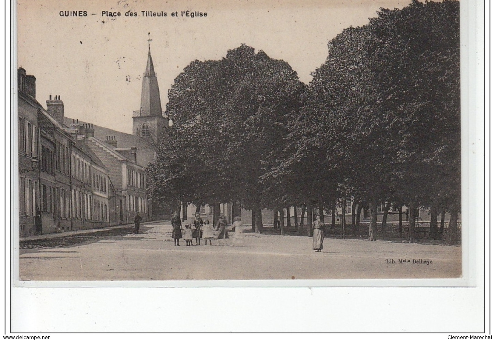 GUINES - Place Des Tilleuls Et L'église - Très Bon état - Guines