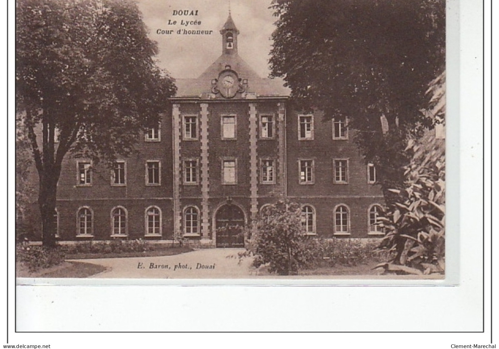 DOUAI - Le Lycée - Cour D'honneur - Très Bon état - Douai