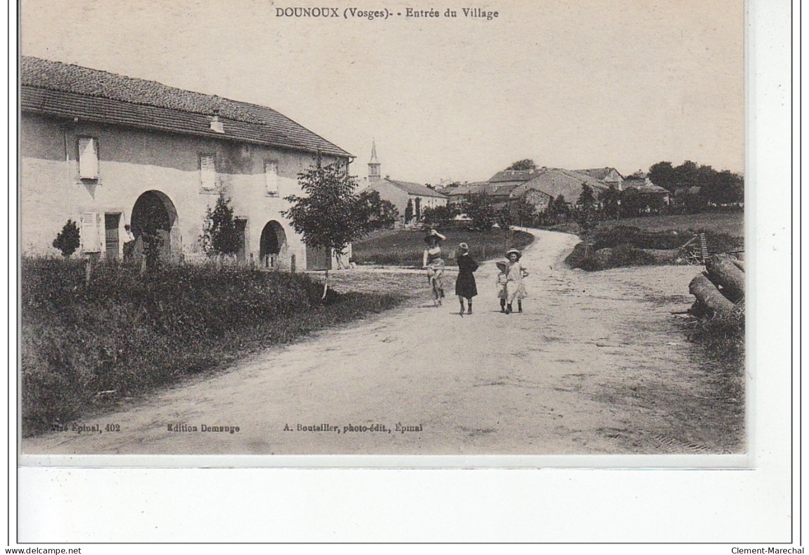 DOUNOUX - Entrée Du Village - Très Bon état - Otros & Sin Clasificación