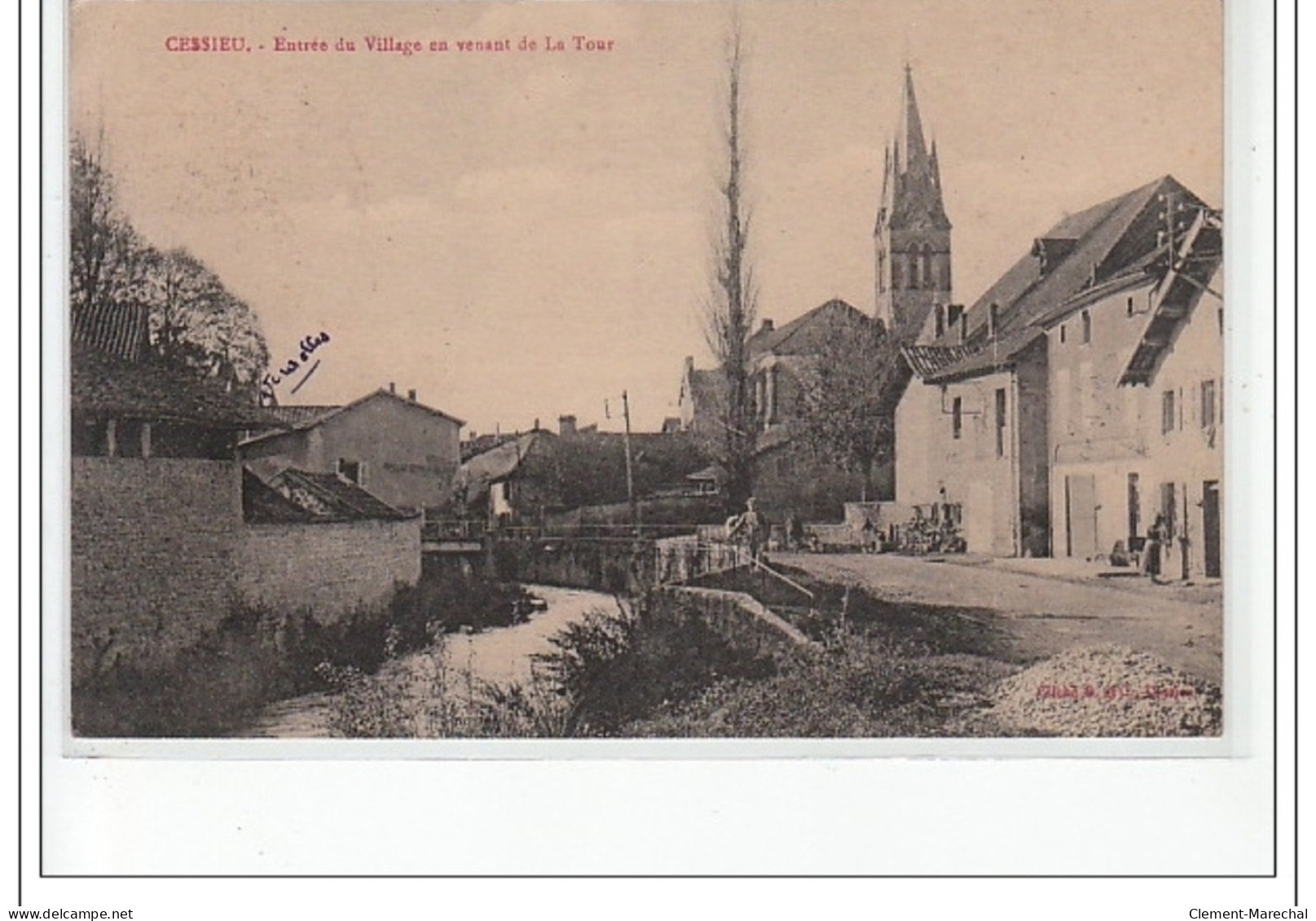 CESSIEU - Entrée Du Village En Venant De La Tour - Très Bon état - Otros & Sin Clasificación