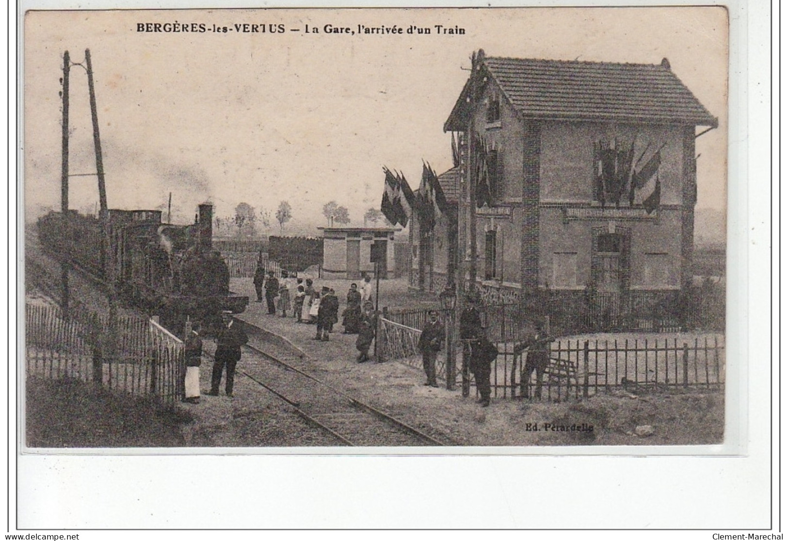 BERGERES LES VERTUS - La Gare, L'arrivée D'un Train - Très Bon état - Otros & Sin Clasificación