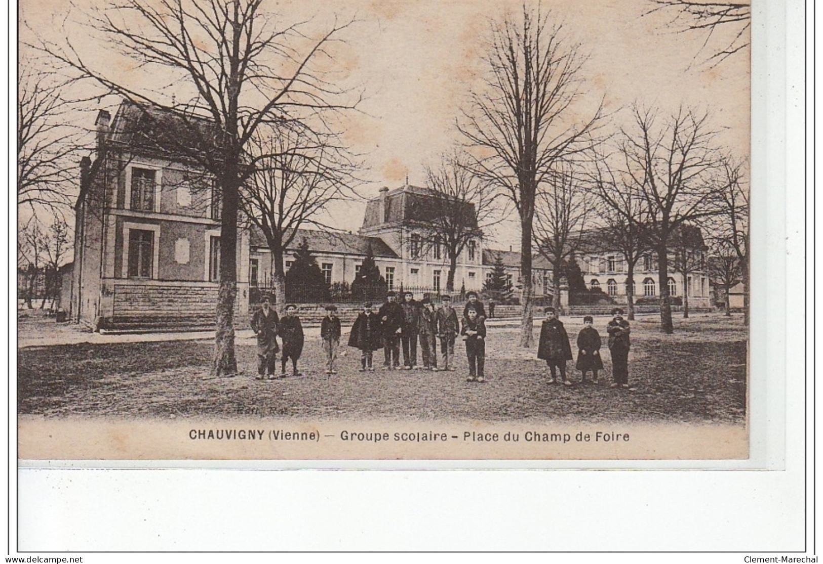 CHAUVIGNY - Groupe Scolaire - Place Du Champ De Foire - Très Bon état - Chauvigny