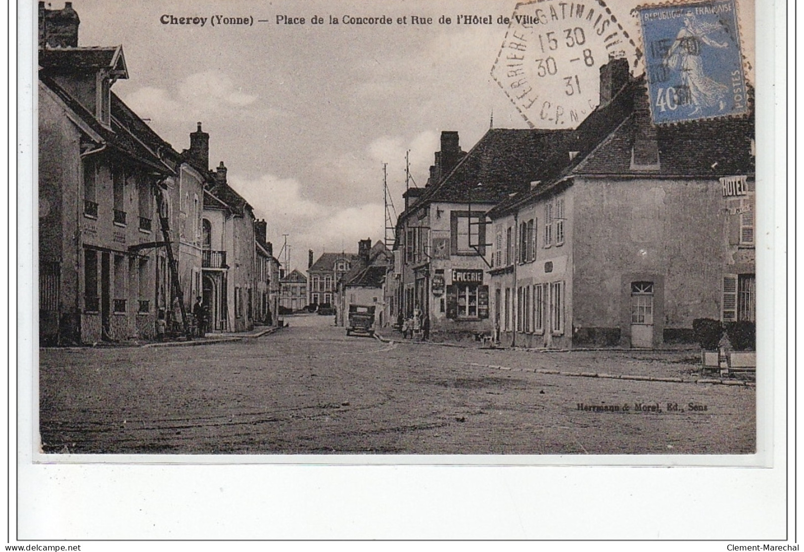 CHEROY - Place De La Concorde Et Rue De L'Hôtel De Ville - Très Bon état - Cheroy