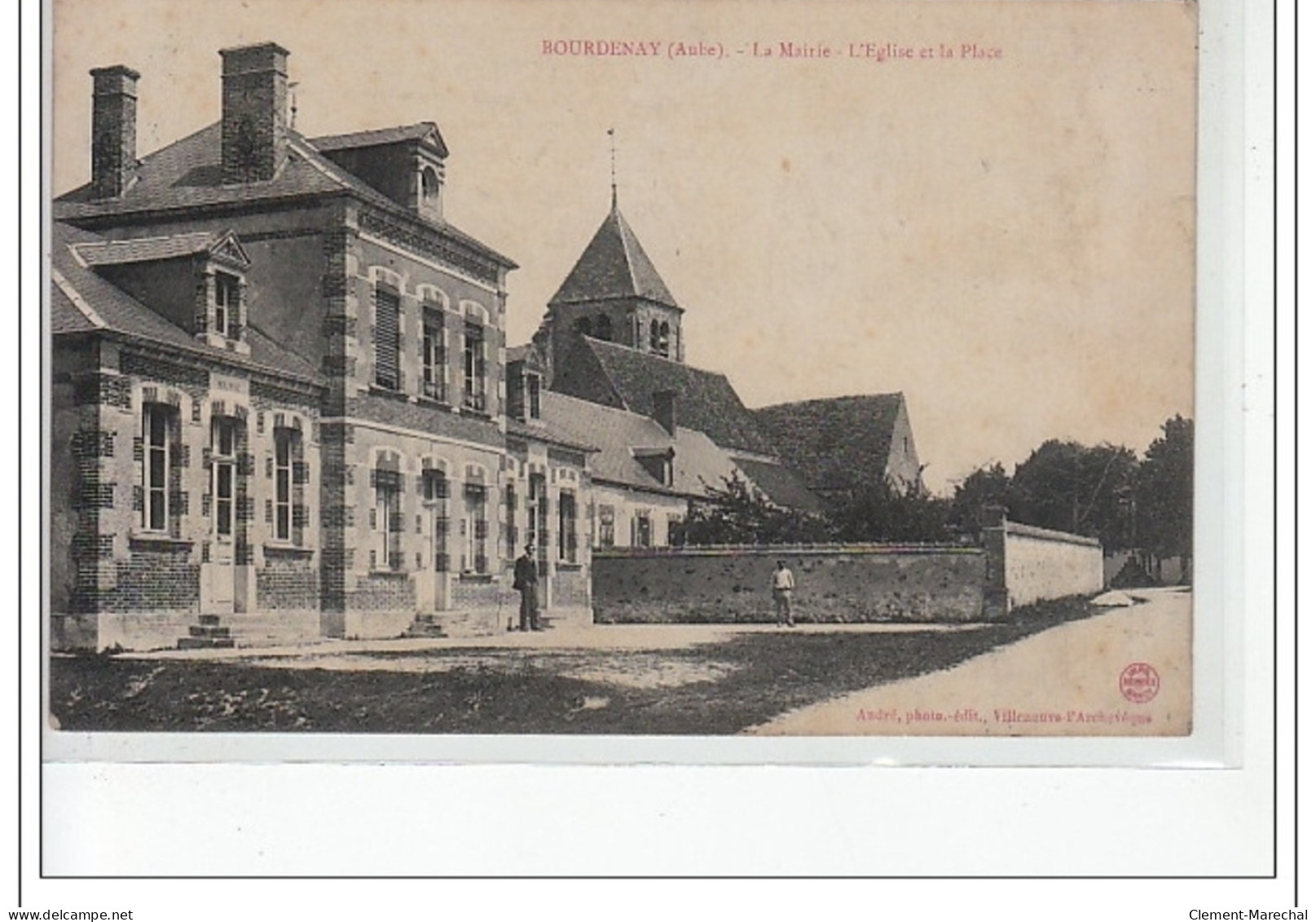 BOURDENAY - La Mairie - L'Eglise Et La Place - Très Bon état - Andere & Zonder Classificatie