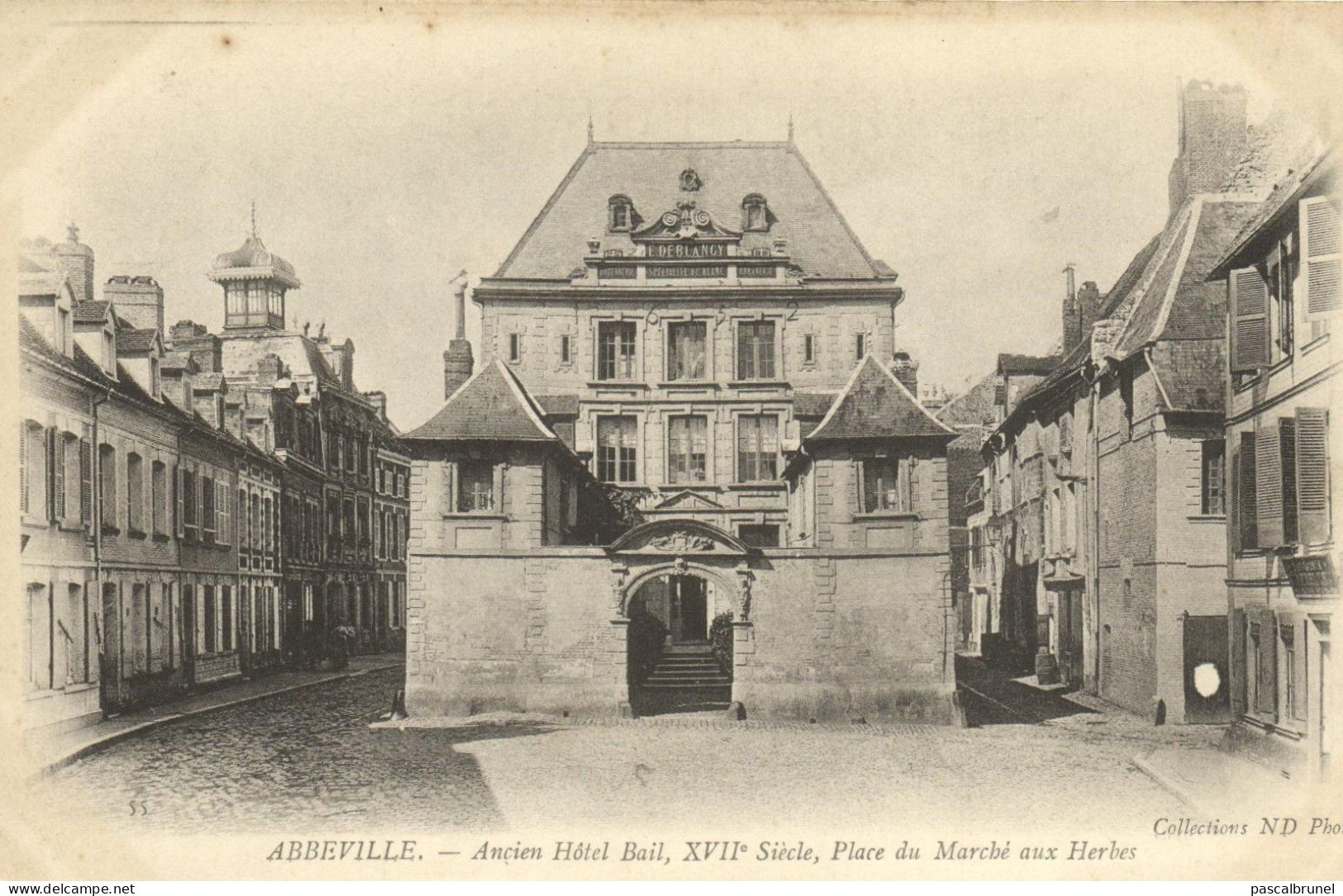 ABBEVILLE - ANCIEN HOTEL BAIL - PLACE DU MARCHE AUX HERBES - Abbeville