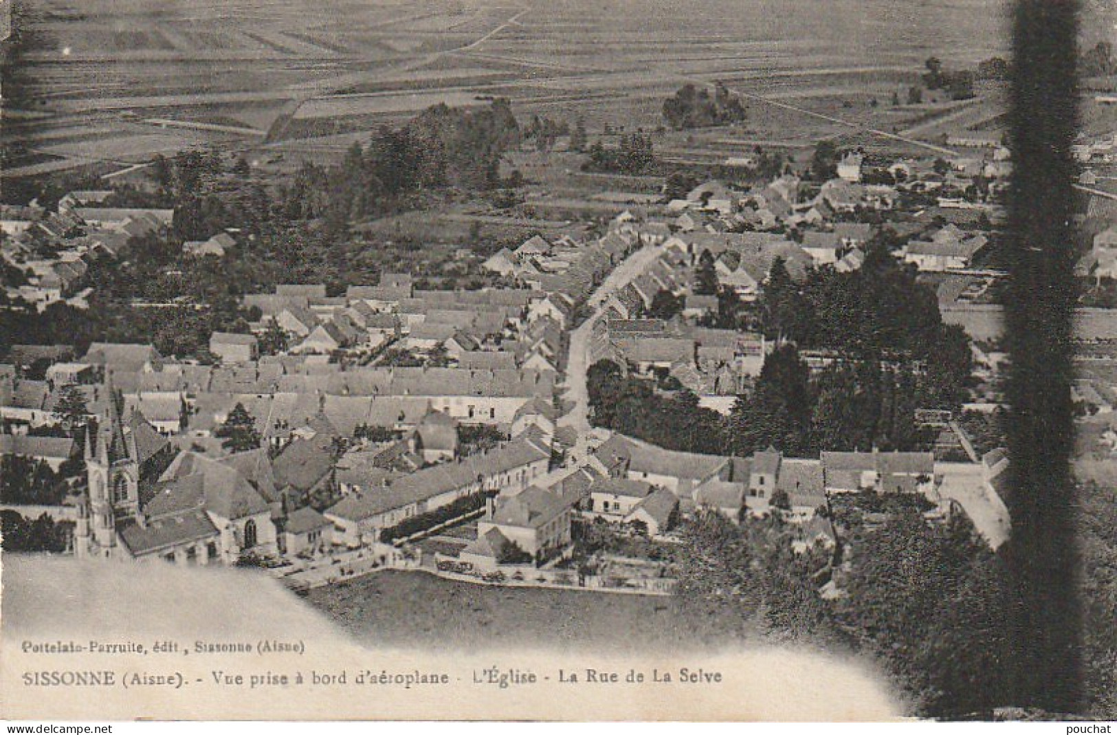 AA+ -(02) SISSONNE - VUE PRISE A BORD D' AEROPLANE - L' EGLISE - LA RUE DE LA SELVE - Sissonne