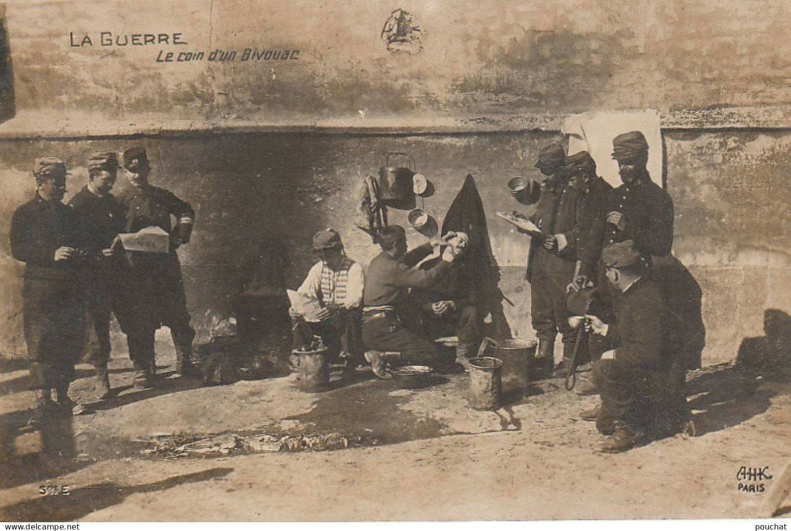 AA+ 14- LA GUERRE - LE COIN D' UN BIVOUAC  - RASAGE ET CANTINE - A. H. K. , PARIS - CARTE PHOTO - Personnages